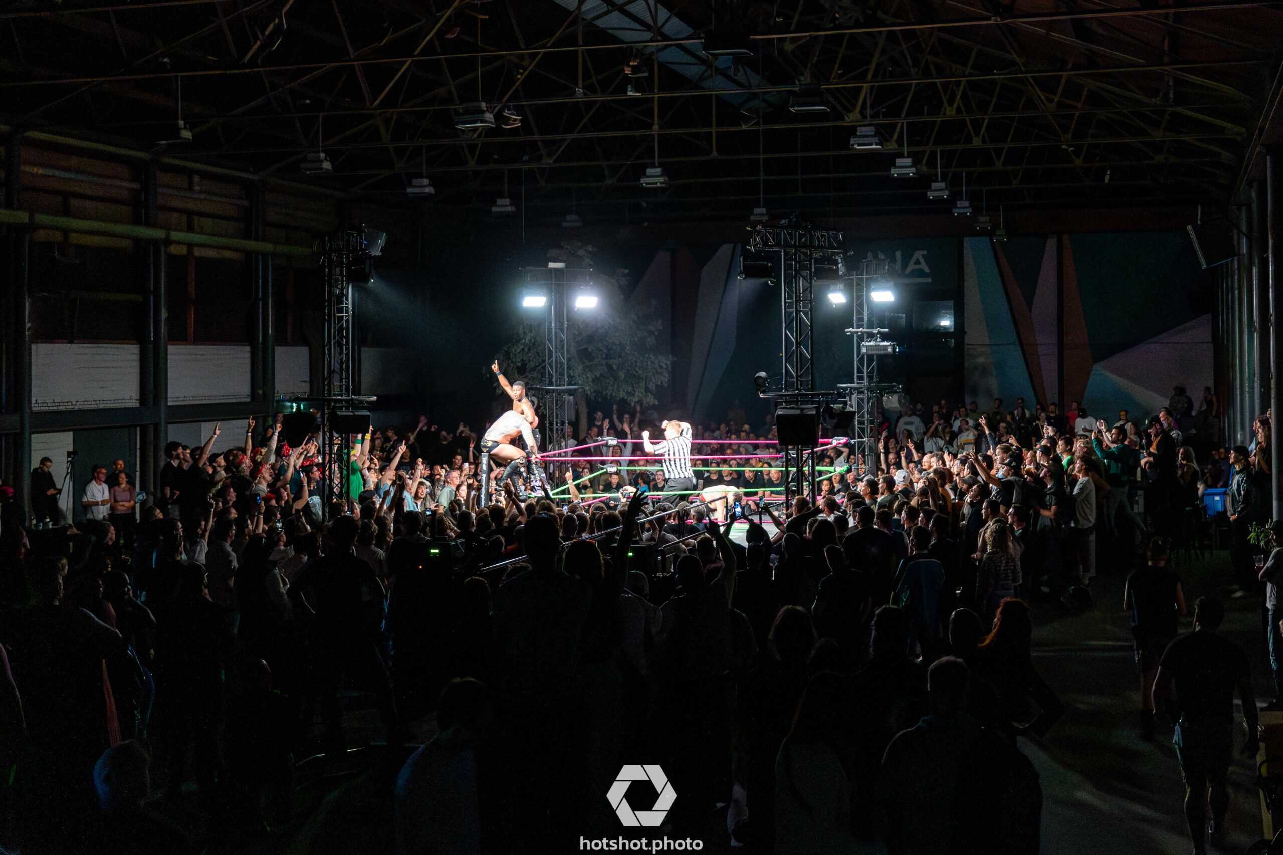 Publiek en ring tijdens een PWH LIVE show